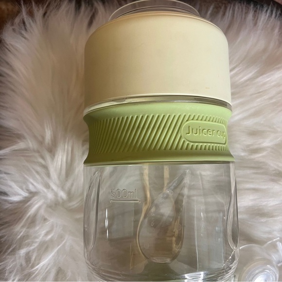 Green & Cream Juicer Cup 34 oz Portable Plastic Bottle with Lid - Picture 2 of 8